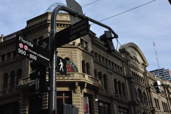 Um dos mais movimentados cruzamentos do centro de Buenos Aires, capital da Argentina